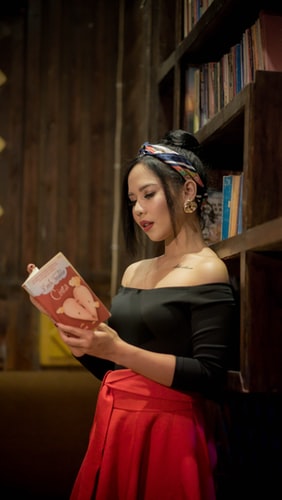 本を読む女性