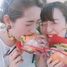 はぴLIFEチャンネルのお二人がバーガーを食べている写真